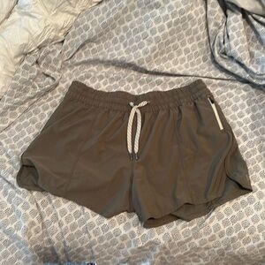 Vuori shorts olive green large